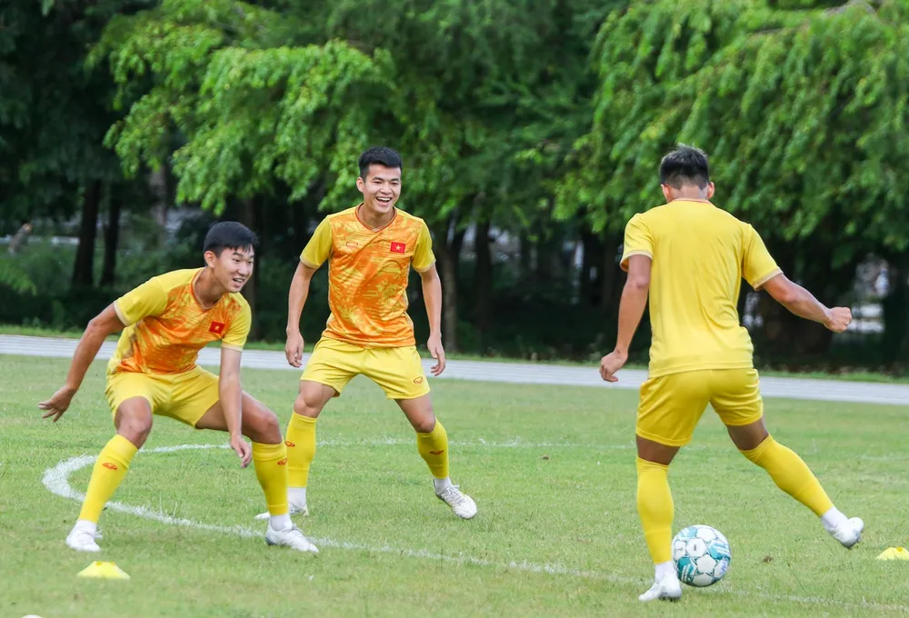 “Chúng tôi đã chuẩn bị tất cả những gì cần phải chuẩn bị cho trận đấu ngày mai. Chúng tôi biết cách ứng phó phù hợp với từng đối thủ. Chúng tôi dành sự tôn trọng đối với U23 Indonesia và sẽ nỗ lực để chơi với phong độ tốt nhất. Không chỉ riêng tôi mà bất kỳ HLV nào khác khi đối diện với trận đấu thì mục tiêu chỉ có một. Đó là hướng tới chiến thắng”, HLV Hoàng Anh Tuấn nói