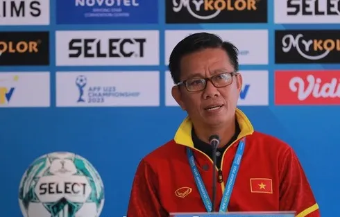 HLV Hoàng Anh Tuấn đã quên vụ xô xát của Nguyễn Văn Trường, và chỉ muốn tập trung cho trận bán kết. 