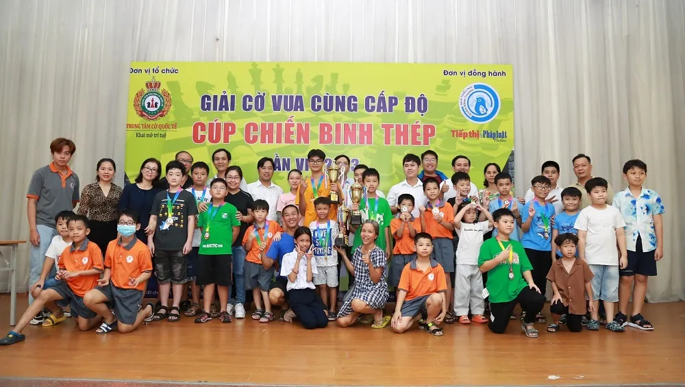 Các kỳ thủ nhí chụp hình giao lưu cùng ban tổ chức giải và phụ huynh Các kỳ thủ nhí chụp hình giao lưu cùng ban tổ chức giải và phụ huynh