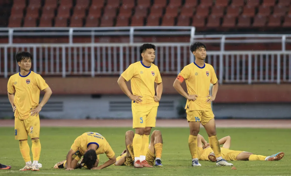 Và nỗi thất vọng của đội Đắk Lắk khi lỡ vé thăng hạng mùa này dù "cửa" dành cho các đội hạng Nhì rất rộng