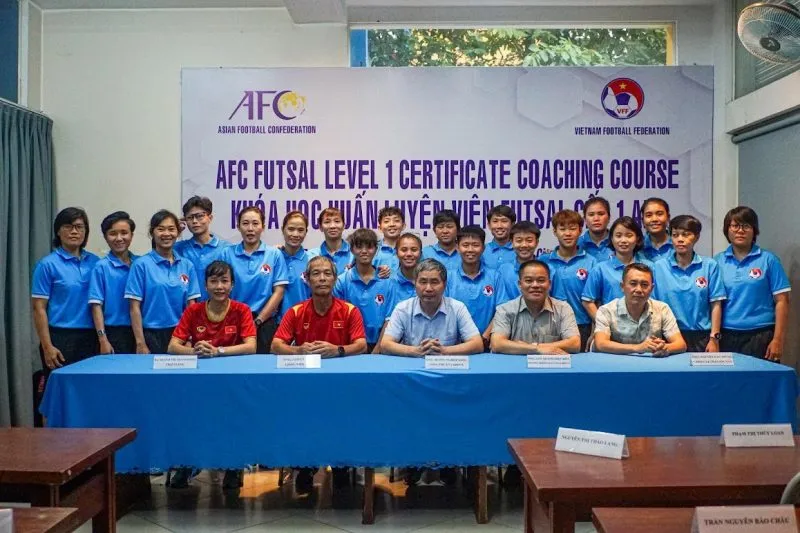 Các học viên cùng Ban tổ chức khóa học chụp ảnh lưu niệm