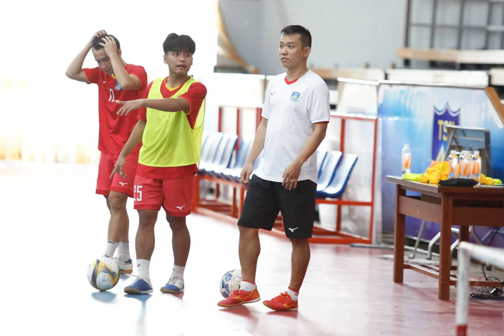 Cựu tuyển thủ Trần Văn Vũ chính thức chuyển sang công tác huấn luyện Cựu tuyển thủ Trần Văn Vũ chính thức chuyển sang công tác huấn luyện