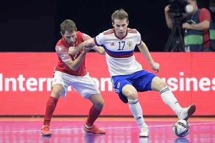 Chân sút Anton Sokolov (áo trắng) ghi 5 bàn thắng ở Futal EURO 2022.