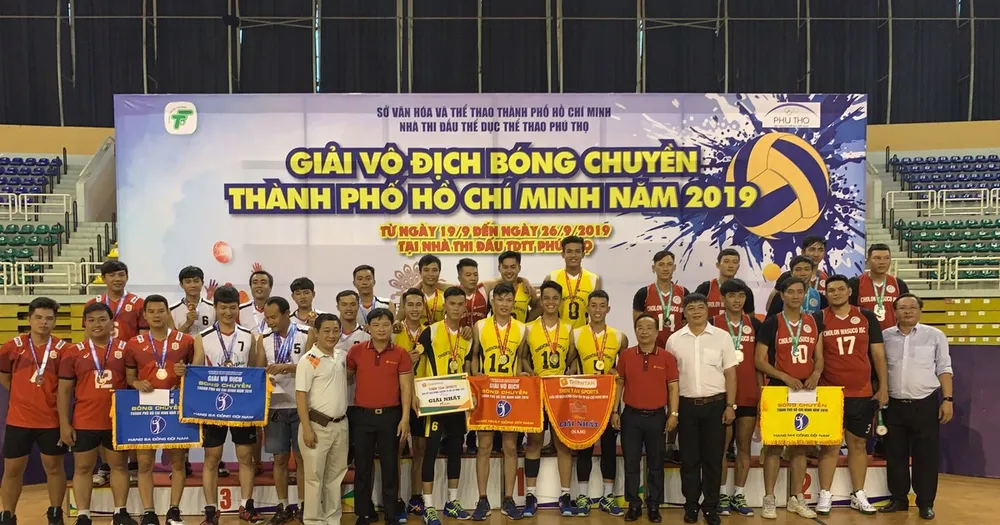 Đội bóng chuyền Thiên Tân lên ngôi vô địch TPHCM năm 2019. Ảnh: PHÚC NGUYỄN