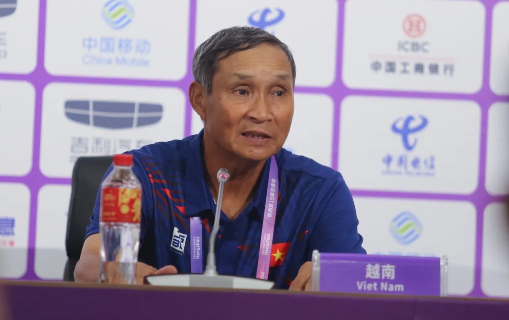 HLV Mai Đức Chung thừa nhận sự yếu kém ở hàng phòng ngự
