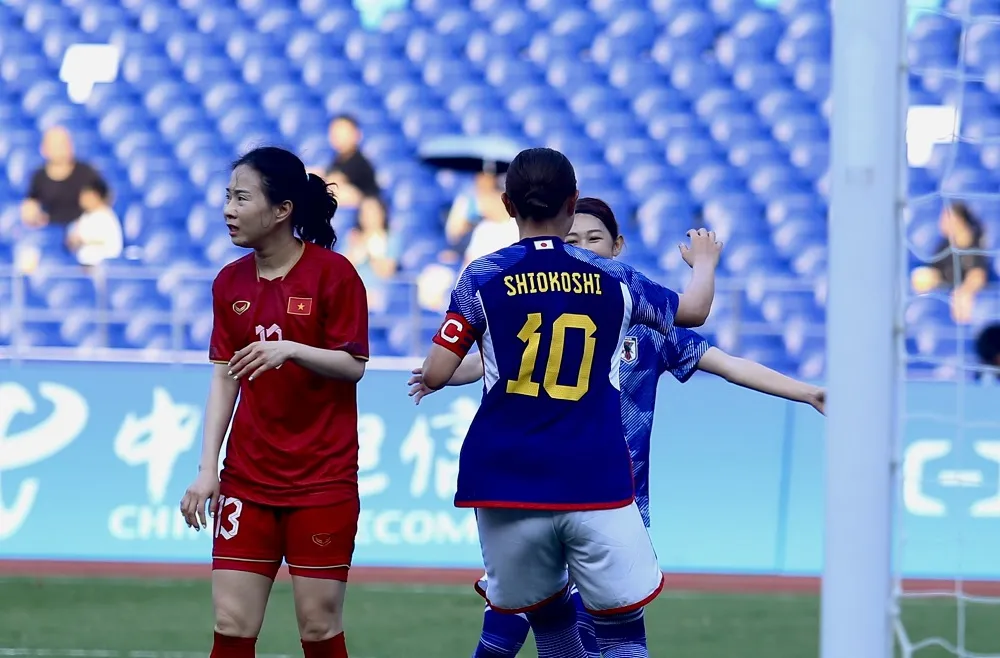 Việt Nam liên tiếp nhận các bàn thua từ đầu hiệp 2