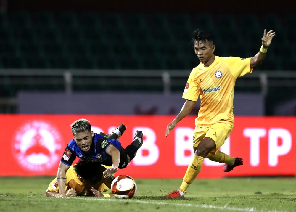 Khánh Hòa có có lý do để tiếc nuối khi hai lần xà ngang và cột dọc cứu thua cho đội chủ nhà