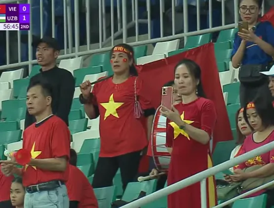 Các CĐV Việt Nam đồng hành cùng thầy trò HLV Mai Đức Chung trên khán đài Các CĐV Việt Nam đồng hành cùng thầy trò HLV Mai Đức Chung trên khán đài