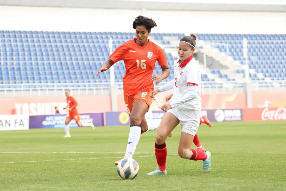 Đội tuyển Việt Nam xuất phát với đội hình mạnh nhất và chủ động pressing từ đầu trận