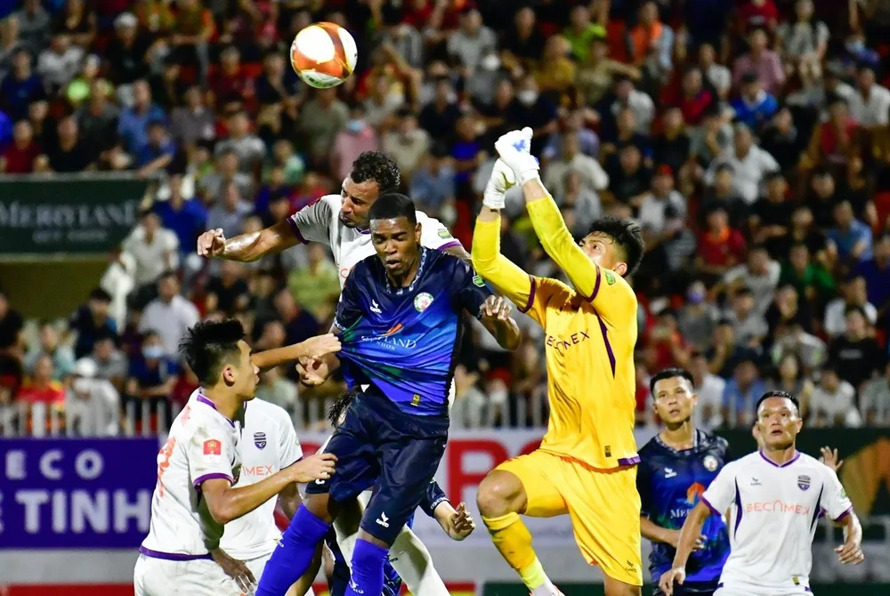 Hàng phòng ngự chặt chẽ của đội khách đã gây nhiều khó khăn cho các tiền đạo Bình Định Hàng phòng ngự chặt chẽ của đội khách đã gây nhiều khó khăn cho các tiền đạo Bình Định