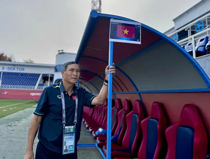 HLV Mai Đức Chung trên sân Lokomotiv trước trận đấu