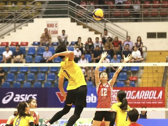 Pha tấn công trong trận Ninh Bình gặp Binh chủng Thông tin ở giải bóng chuyền quốc gia.