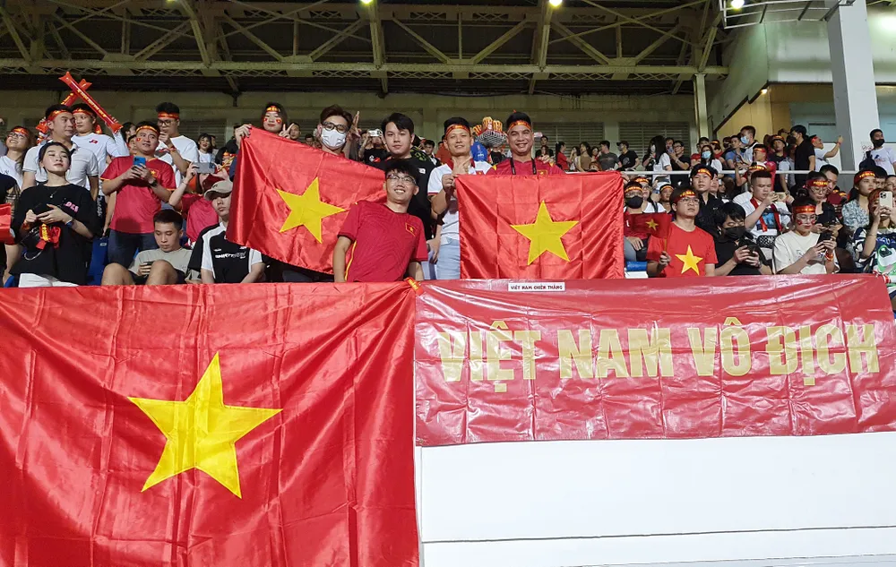 CĐV Việt Nam nhuộm đỏ một góc khán đài sân Rizal Memorial, tiếp lửa cho thầy trò HLV Philippe Troussier