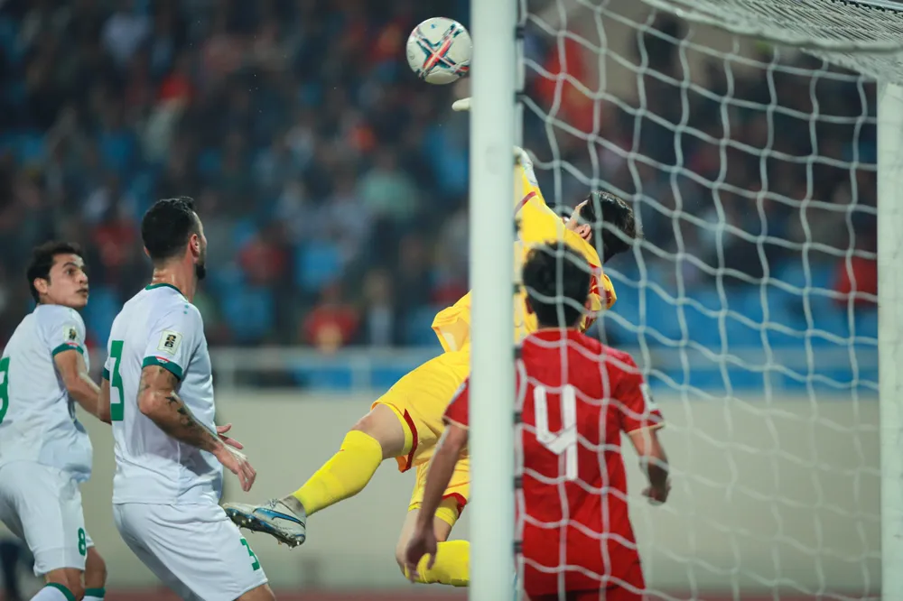 1 pha sóng gió trước khung thành thủ môn Văn Lâm. Ảnh: MINH HOÀNG