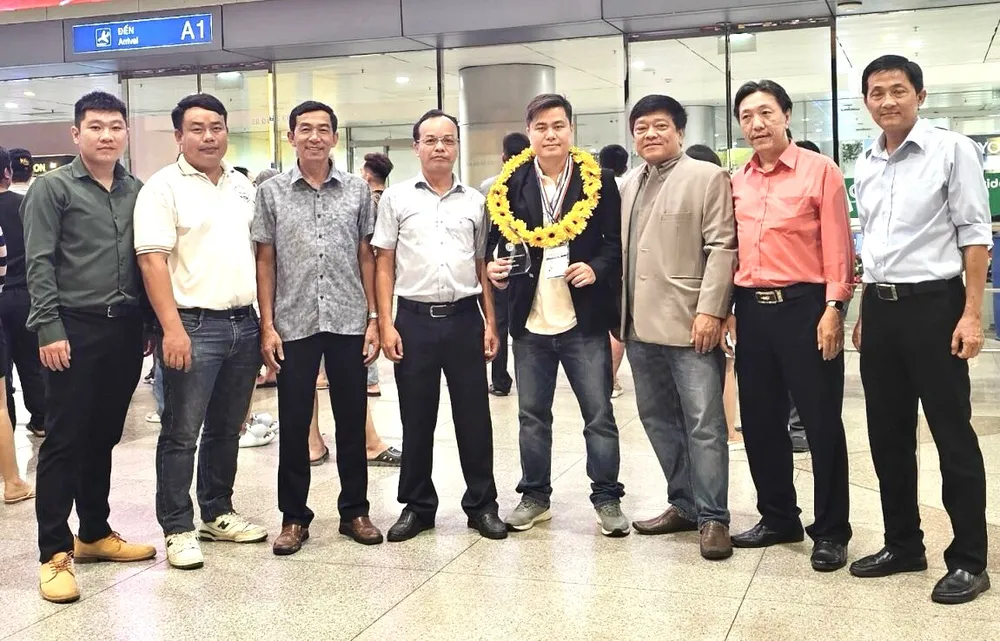 Nhà vô địch thế giới Lại Lý Huynh vừa về đến Việt Nam, được lãnh đạo ngành thể thao Bình Dương đón và tặng hoa tại sân bay Tân Sơn Nhất tối 27-11.