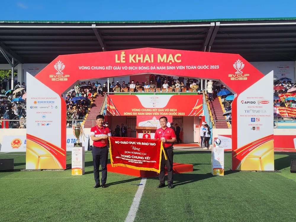 Lãnh đạo Bộ GD và ĐT trao cờ lưu niệm cho đơn vị đăng cai giải đấu. Ảnh: CÔNG NHÂN