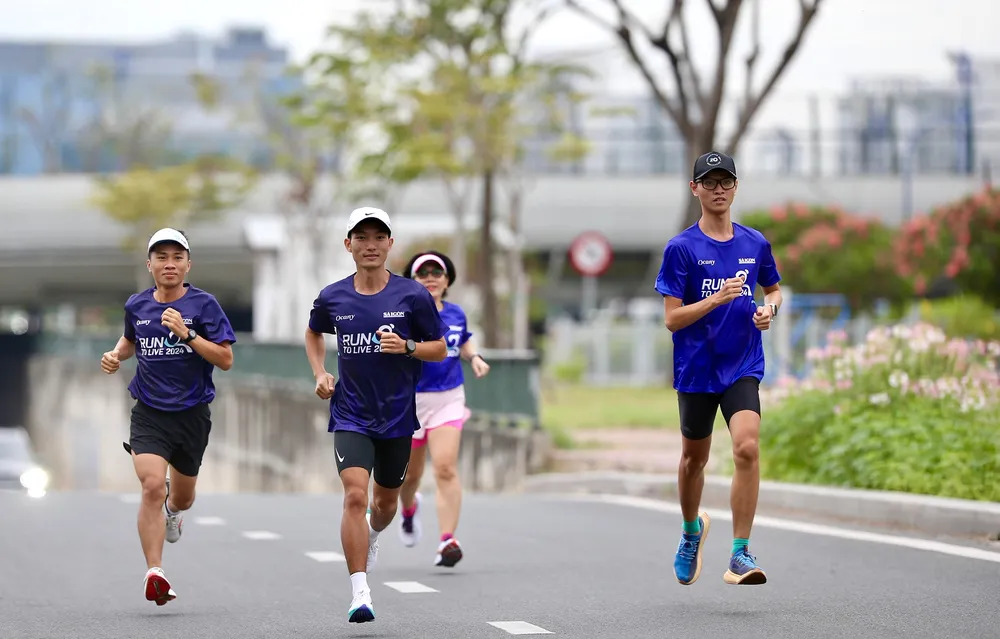 Tuyển thủ Hoàng Nguyên Thanh cùng các VĐV phong trào chạy thử nghiệm đường đua Run To Live 2024. Ảnh: DŨNG PHƯƠNG