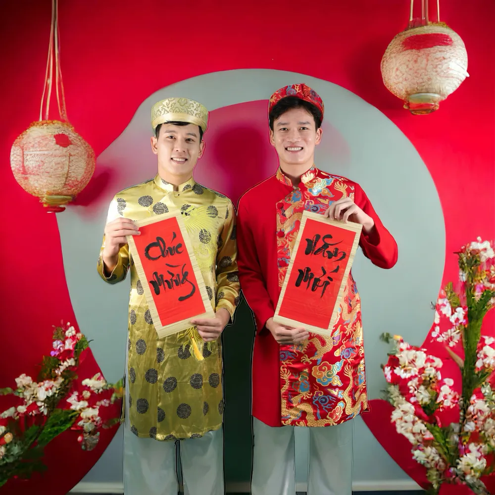 Nguyễn Hoàng Đức với trang phục truyền thống và lời chúc mừng năm mới trên trang cá nhân
