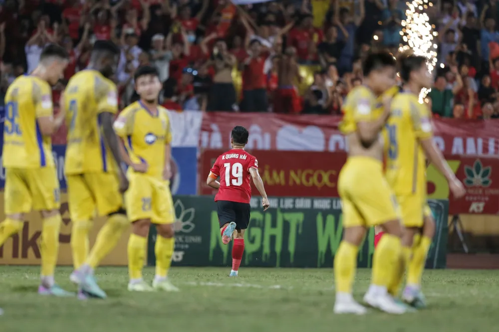 Quang Hải ăn mừng sau khi ghi bàn cho đội chủ nhà. Ảnh: MINH HOÀNG
