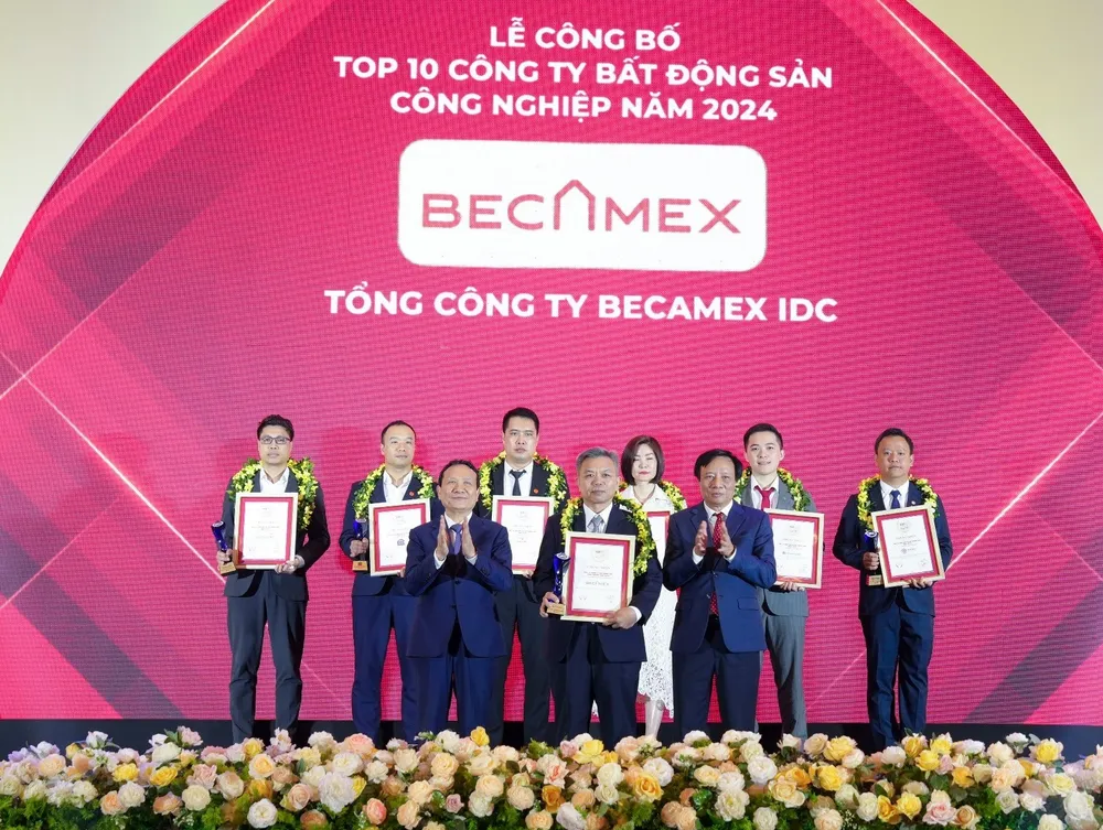 Ông Nguyễn Văn Thanh Huy – Phó Tổng Giám đốc Tổng công ty Becamex IDC nhận Cúp và Giấy chứng nhận TOP10 Công ty Bất động sản công nghiệp uy tín năm 2024.