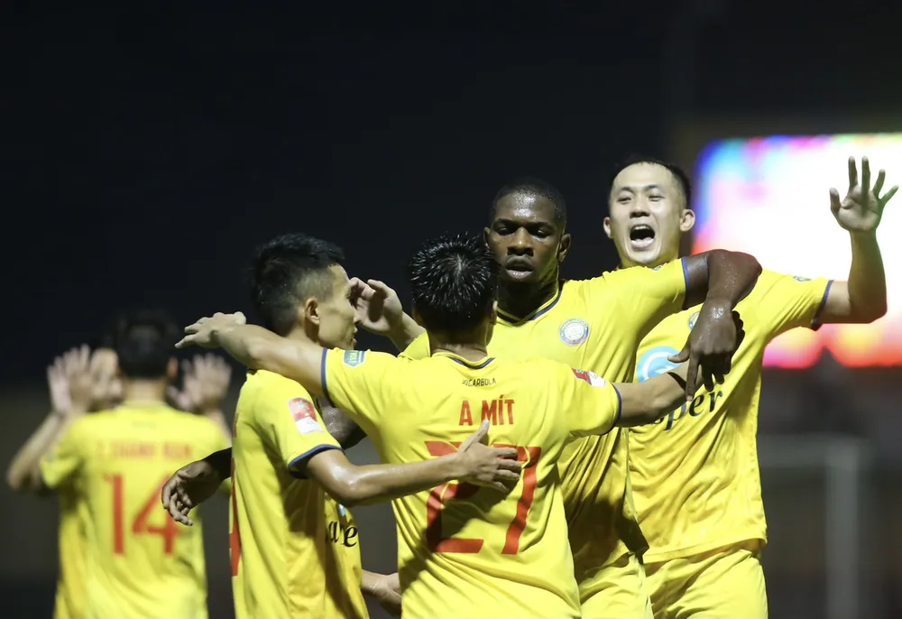 Niềm vui của Thanh Hóa khi giành chiến thắng cách biệt trên sân nhà. Ảnh: MINH HOÀNG