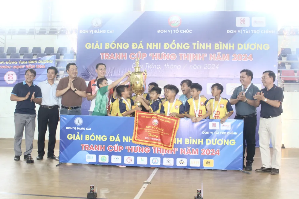 Ban tổ chức trao Huy chương vàng và Cúp vô địch cho đội Nhi đồng Thủ Dầu Một