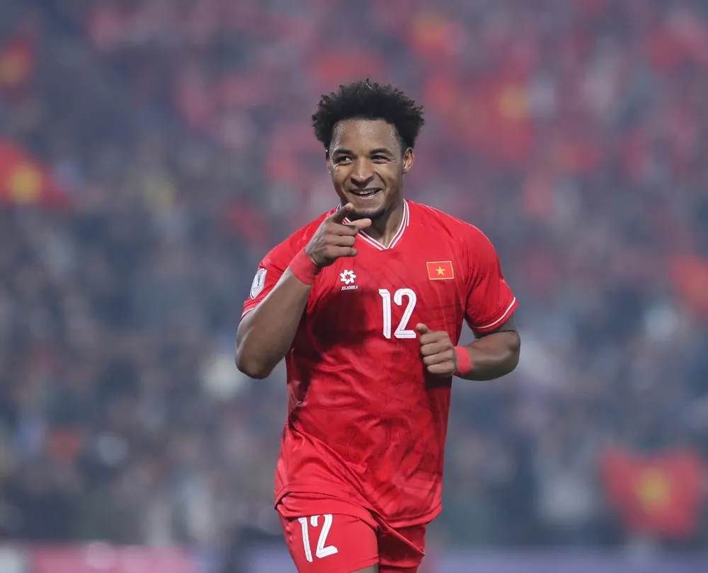 Nguyễn Xuân Son đang truyền cảm hứng cho hàng công của đội tuyển Việt Nam