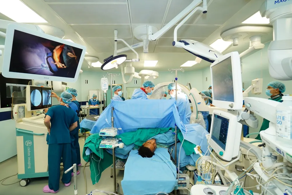 Xuân Son trên bàn mổ. 