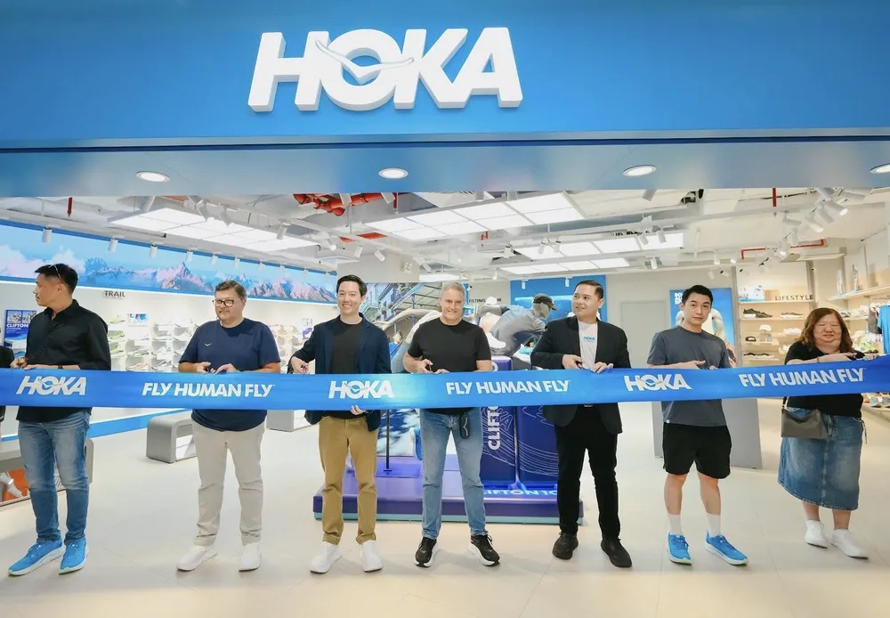 Đại diện Central Retail, CBS, HOKA và Trung tâm Saigon Centre cùng cắt băng khánh thành cửa hàng HOKA Saigon Centre.