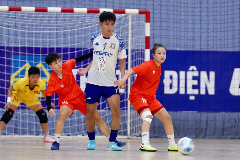Đội tuyển futsal nữ Việt Nam bất phân thắng bại cùng Xạ Store vào sáng 18-4. Ảnh: VFF