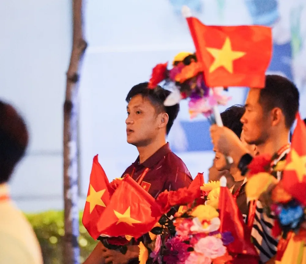 Hồ Văn Ý tự hào khi đứng trong hàng ngũ diễu binh, diễu hành kỷ niệm 50 năm Thống nhất Đất nước. Ảnh: TSN FC