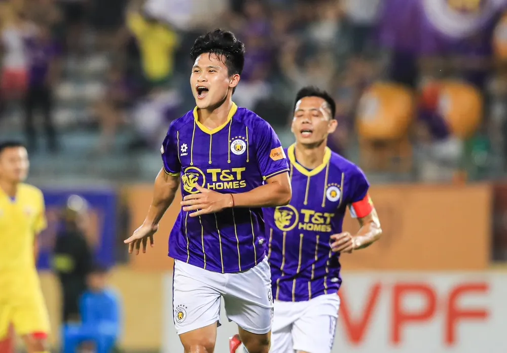 Niềm vui của Tuấn Hải khi ghi bàn thắng trong trận đấu thứ 100 cho Hà Nội FC. 