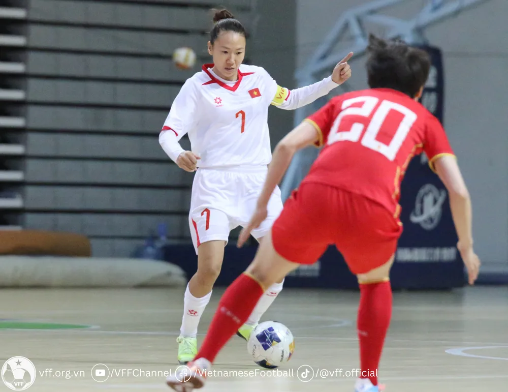 Thủ quân Thanh Hằng, tác giả bàn rút ngắn tỷ số 1-2.