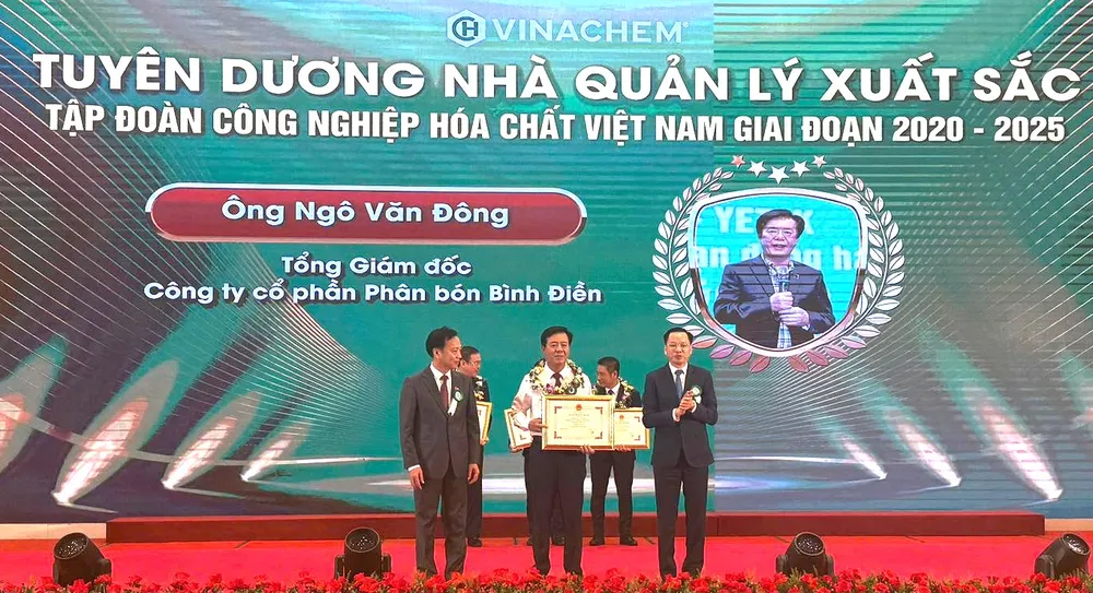 Ông Ngô Văn Đông - TGĐ Cty CPPB Bình Điền - được vinh danh là Nhà quản lý xuất sắc Tập đoàn Công nghiệp Hóa chất Việt Nam giai đoạn 2020-2025.