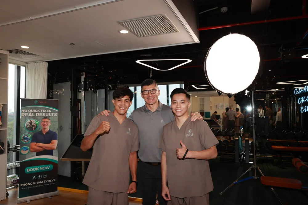 Chuyen gia Australia cung 2 VDV Nguyen Tran Duy Nhat va Le Thanh Tung.jpg