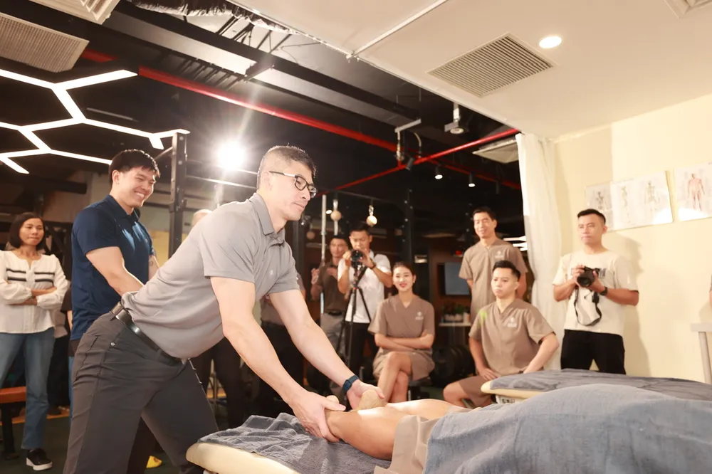 Chuyen gia Australia tri lieu cho VDV Nguyen Thi Thanh Truc 2.jpg