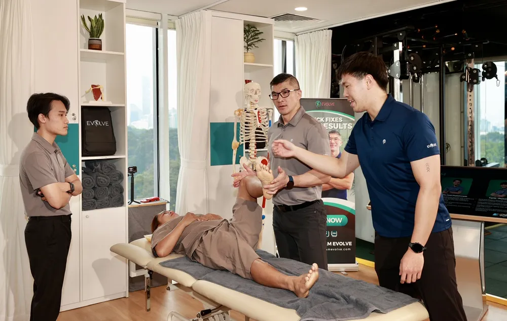 Chuyen gia Australia tri lieu cho VDV Nguyen Thi Thanh Truc 5.jpg