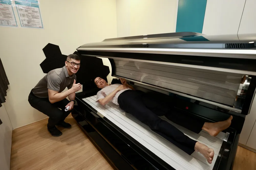 VDV Vu Thanh Duong va chuyen gia Australia.jpg