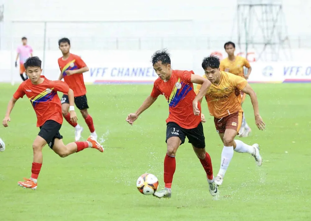 Các cầu thủ U21 TPHCM (áo đỏ) đã chơi rất ấn tượng để đánh bại HAGL 1, giành vé vào vòng bán kết. Ảnh: TRÚC GIANG