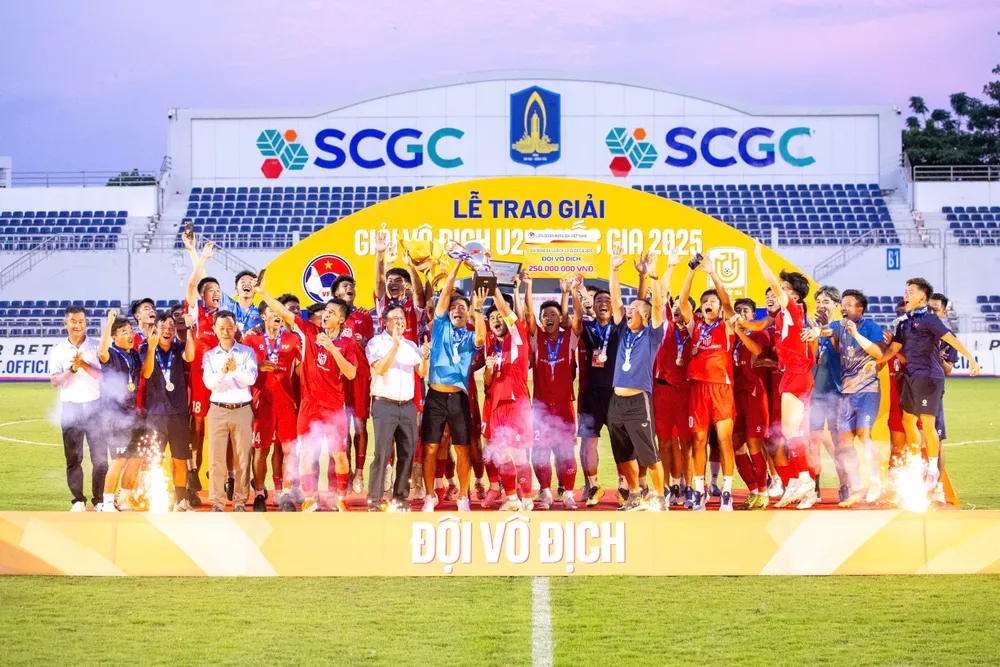 Thầy trò U21 PVF trên bục vô địch giải U21 quốc gia năm 2025. Ảnh: TRÚC GIANG