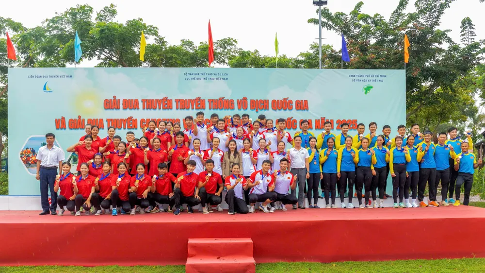 TPHCM giành vị trí nhất toàn đoàn ở giải đua thuyền truyền thống quốc gia 2025. Ảnh: TRÚC GIANG 