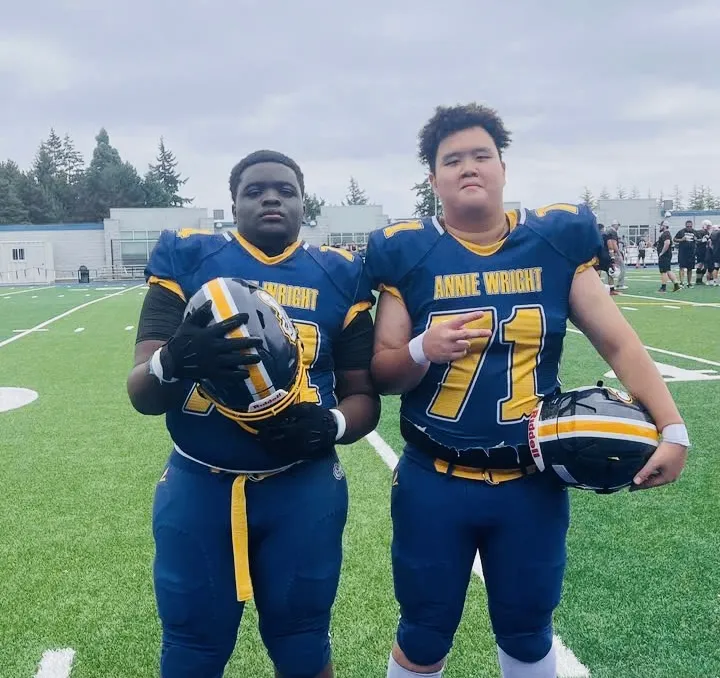 Brian Vũ (phải) có thể chơi ở nhiều vị trí của tuyển bóng bầu dục 