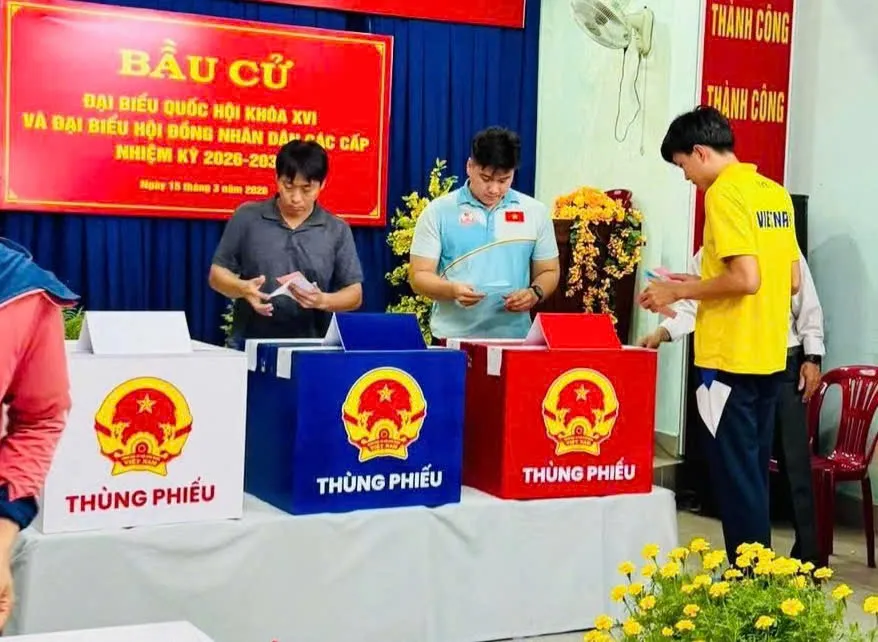 Các HLV, VĐV của Trung tâm Huấn luyện thể thao quốc gia tại các điểm bỏ phiếu.