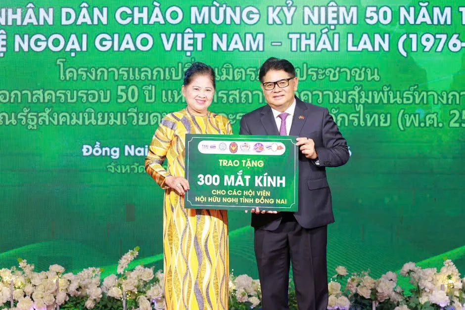 Ông Montri Suwanposri, Phó chủ tịch C.P. Việt Nam, trao tặng mắt kính cho hội viên Hội Hữu nghị Việt Nam - Thái Lan tỉnh Đồng Nai.