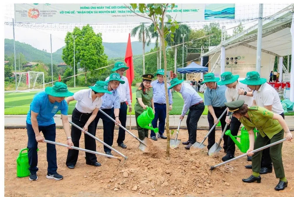 Các đại biểu tham gia trồng cây tại Trường Cao đẳng Công nghệ và Nông lâm Đông Bắc, tỉnh Lạng Sơn. Ảnh: C.P. Việt Nam