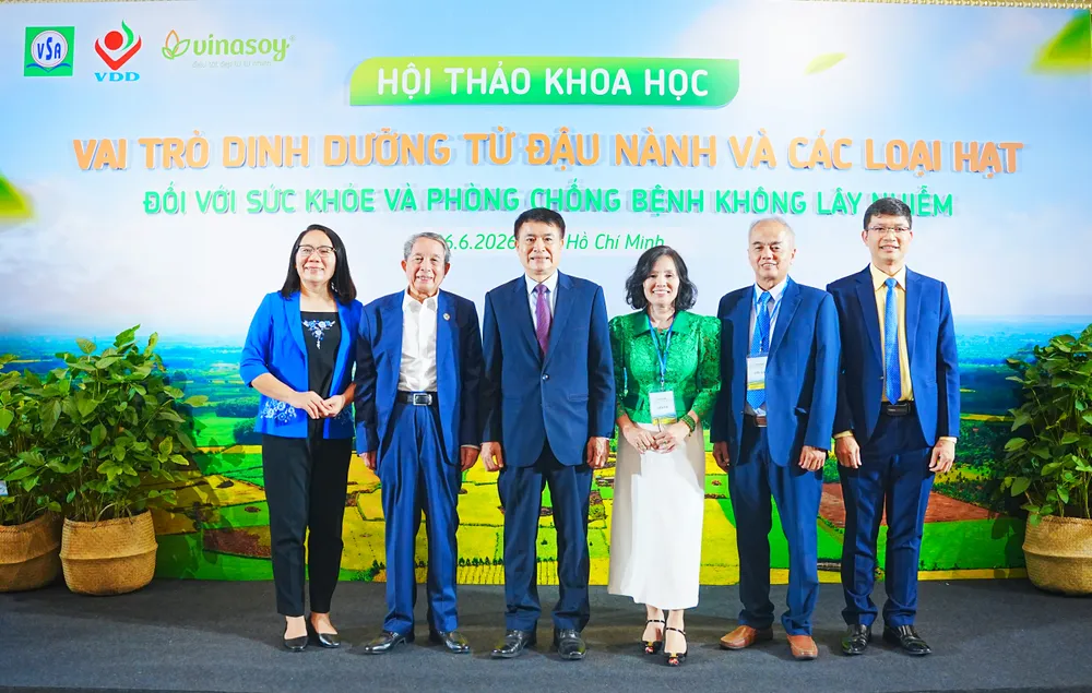 Các diễn gỉa tham dự Hội Thảo Khoa Học Vai trò dinh dưỡng từ đậu nành và các loại hạt (1).jpg