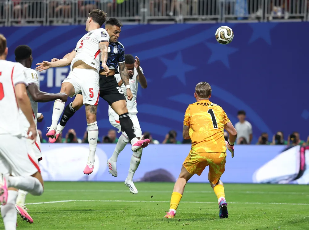 Lautaro Martinez đánh đầu ấn định chiến thắng 2-1 cho Argentina.Ảnh:THX
