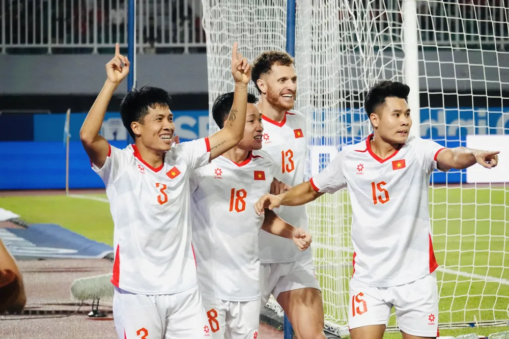 Các cầu thủ Việt Nam ăn mừng bàn thắng. Ảnh: TÔ AN