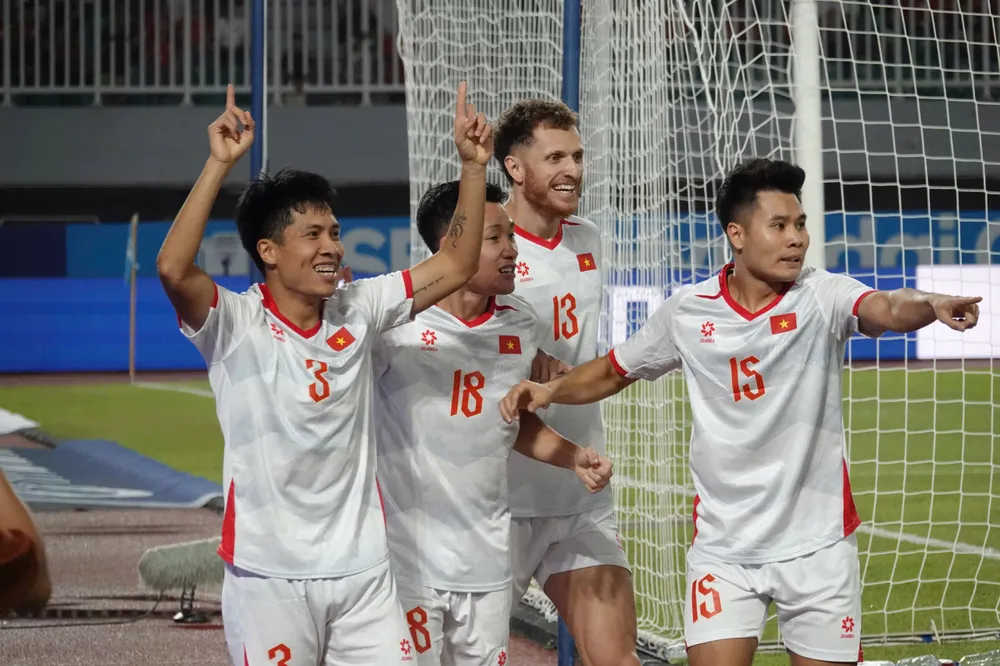 Các cầu thủ Việt Nam ăn mừng bàn thắng. Ảnh: TÔ AN