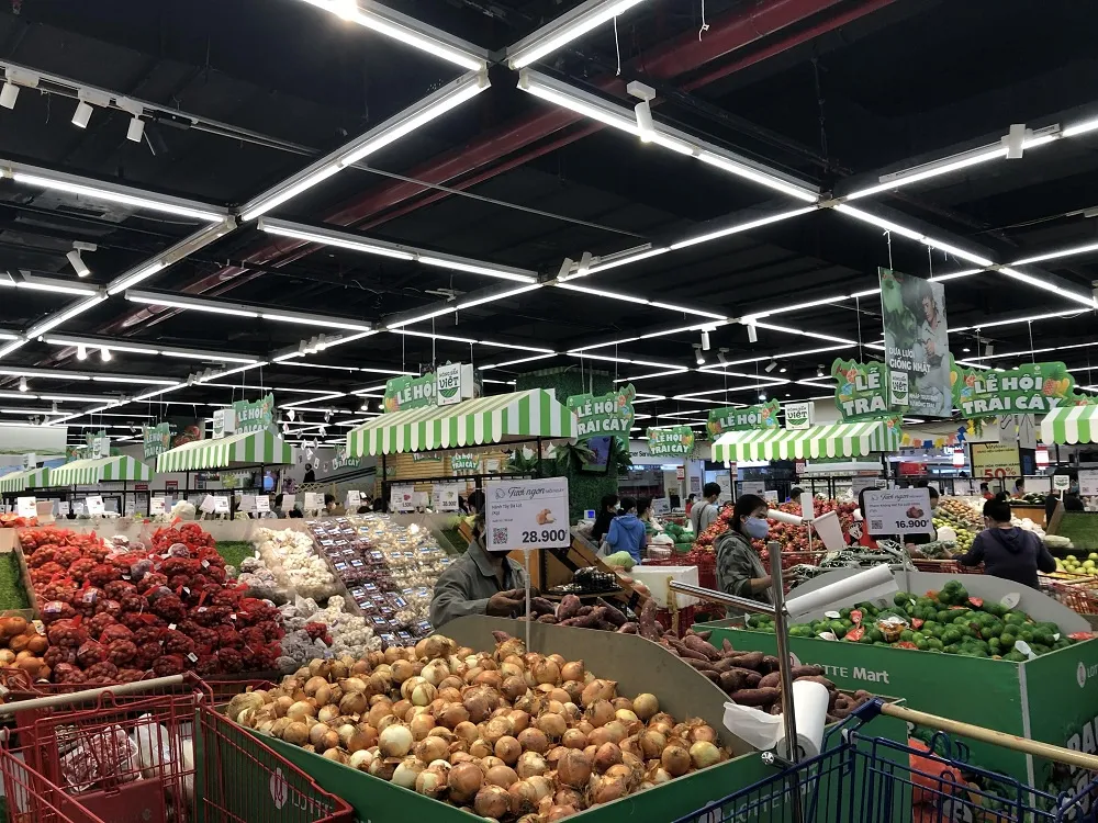 Hàng hóa đầy ắp tại các siêu thị nhưng người tiêu dùng TPHCM chật vật mua sắm.